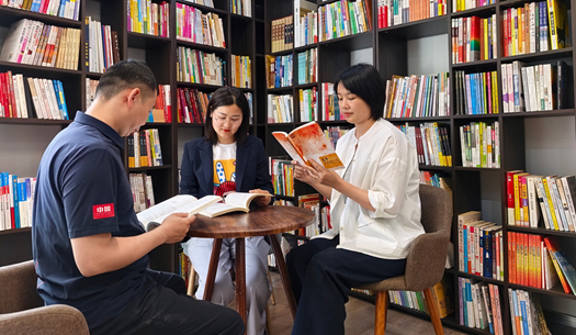 翻開“城發(fā)”這本書，每一頁(yè)，都是鄭州的煙火與遠(yuǎn)方